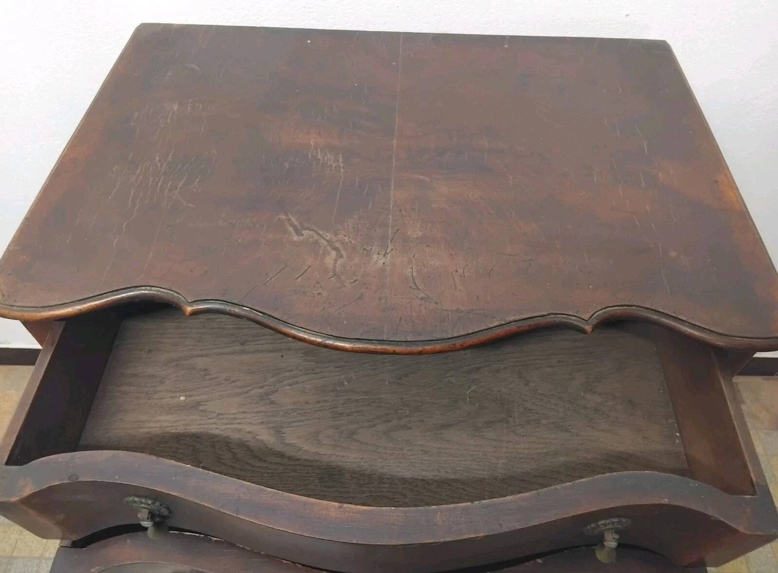 Commode galbée ancienne