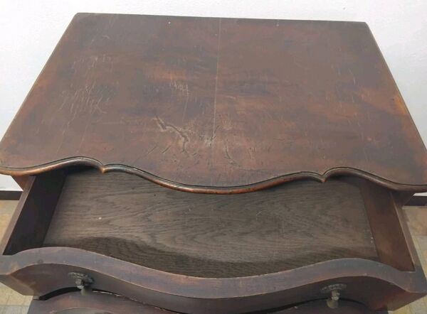 Commode galbée ancienne
