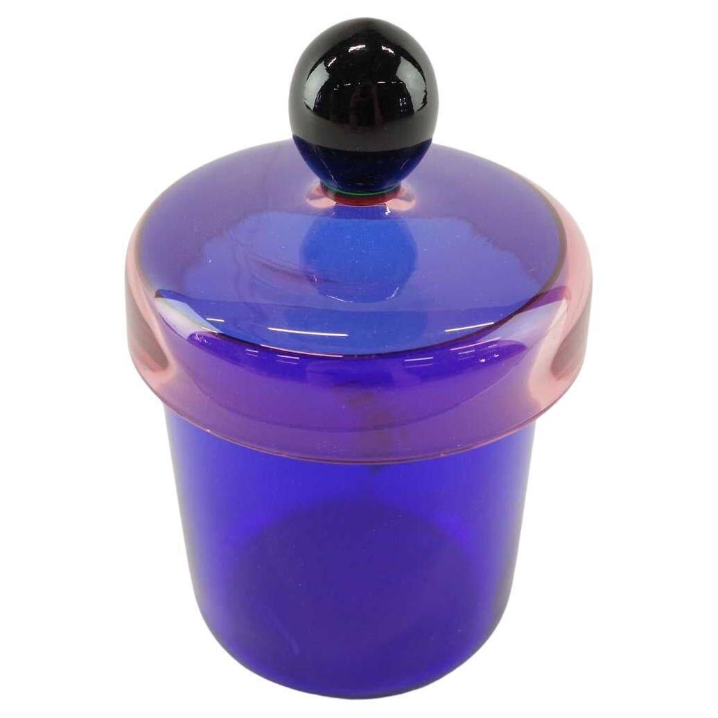 Bocal en verre fait main bleu, rose et noir avec couvercle par Erik Höglund, 1992