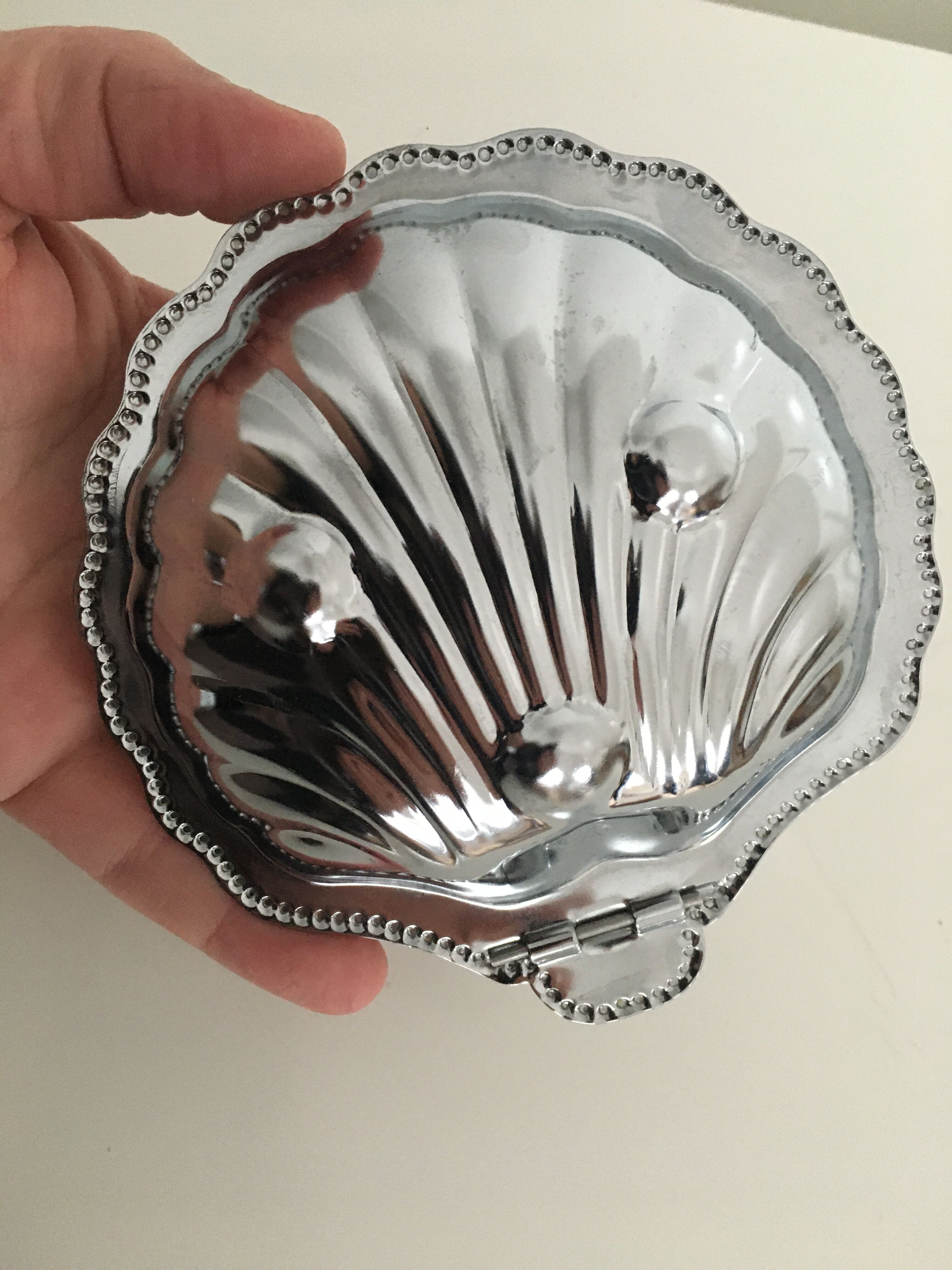Empty chrome metal pockets shape scallops