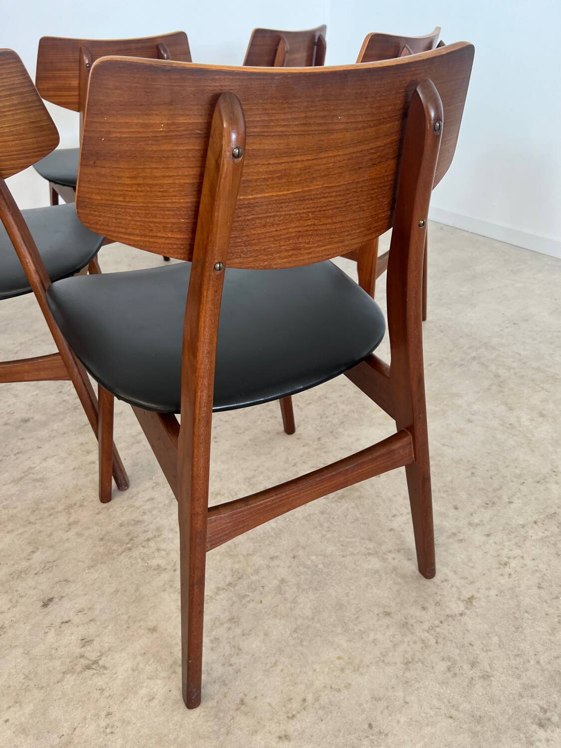 Set of 6 teak and black imitation leather chairs, Scandinavian design from the 70s vintage