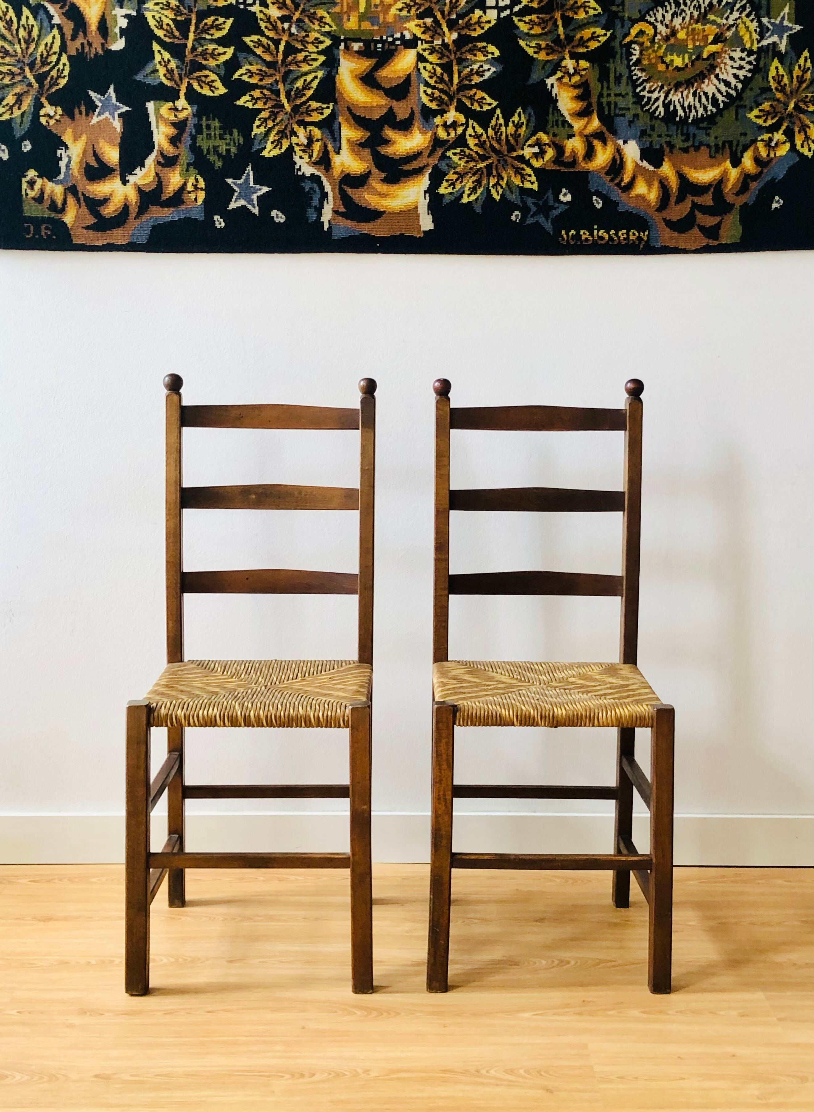 Paire de chaises rustiques en bois et assises paillées
