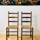 Paire de chaises rustiques en bois et assises paillées
