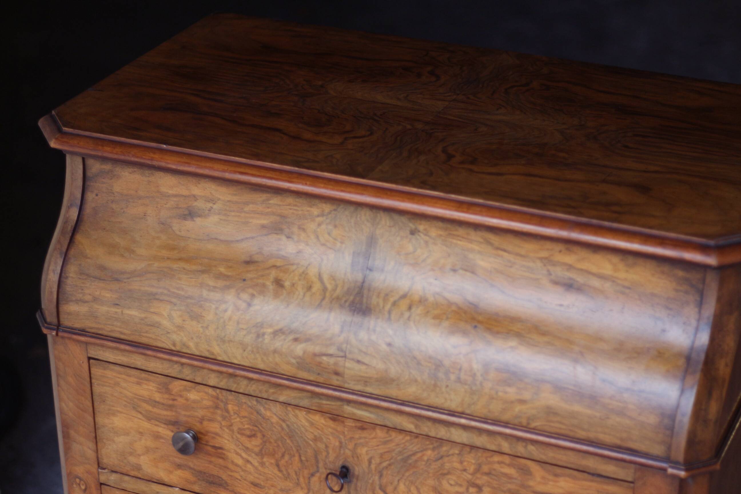 Classy dressing table in mahogany burl (19th century).