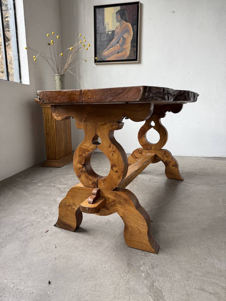 Table artisanale en orme massif, art populaire