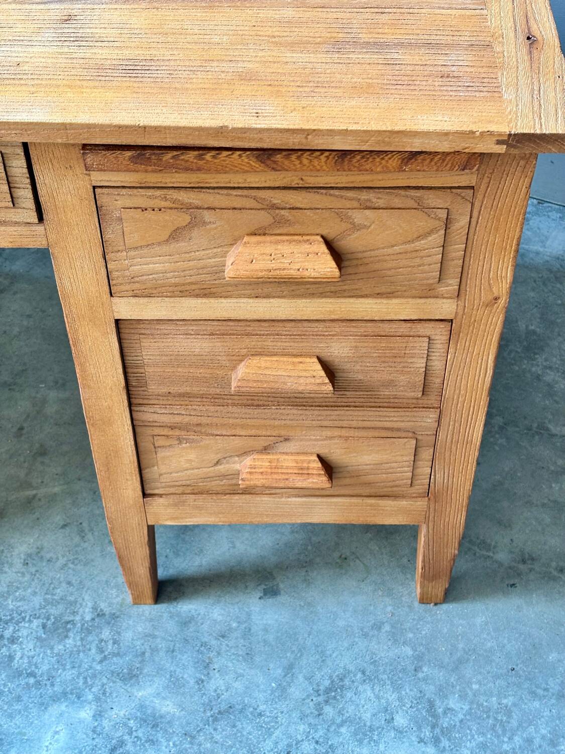 Bureau ancien en chêne massif brut, aérogommé et ciré