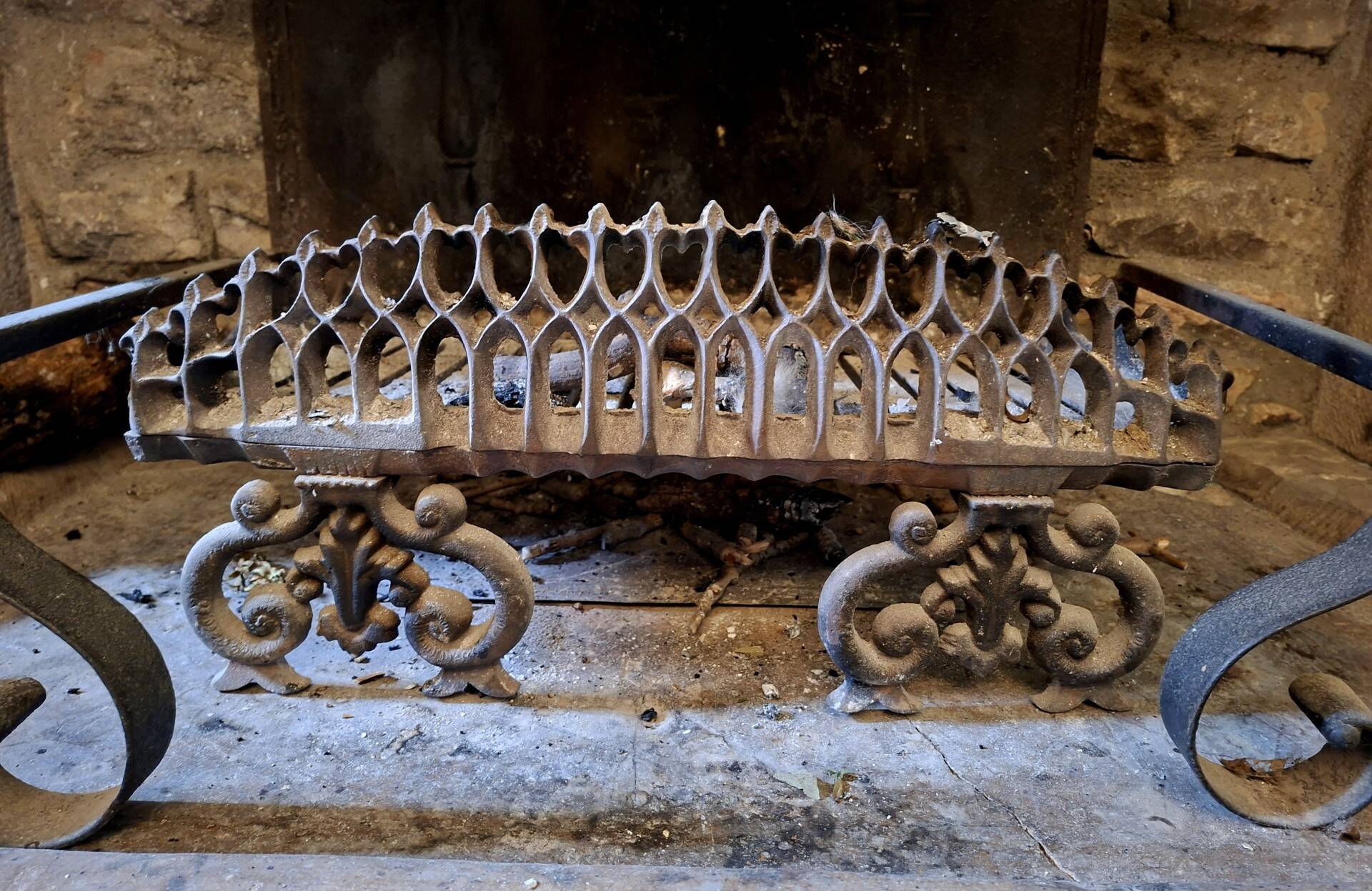 Paire de chenets en fer forgé et laiton avec porte-bûches de cheminée, xixe