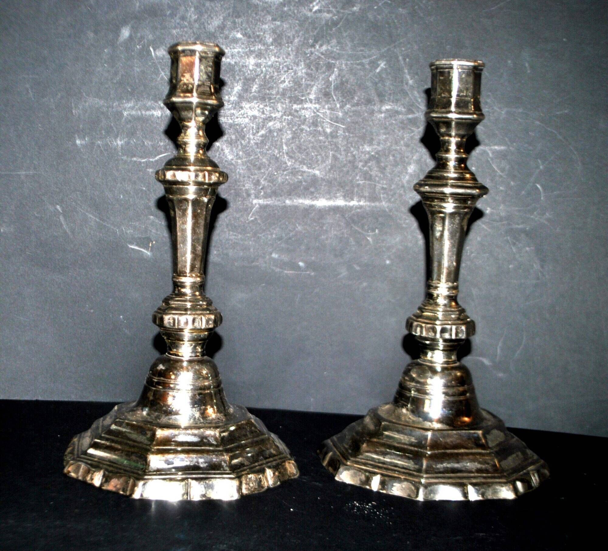 Pair of antique octagonal candlesticks in silvered bronze, Regency style.