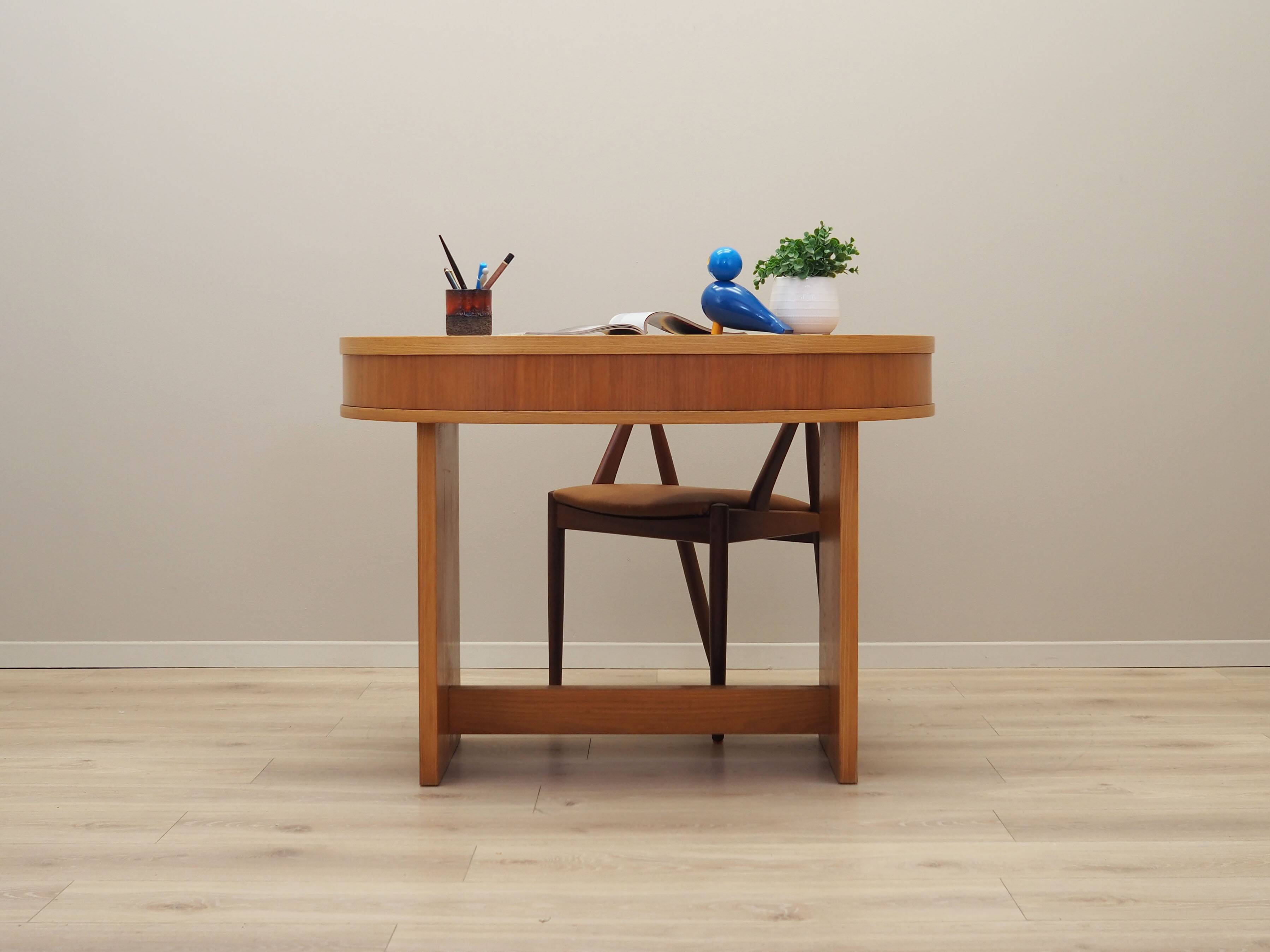 Oak desk, Italian design, 1970s, production: Italy
