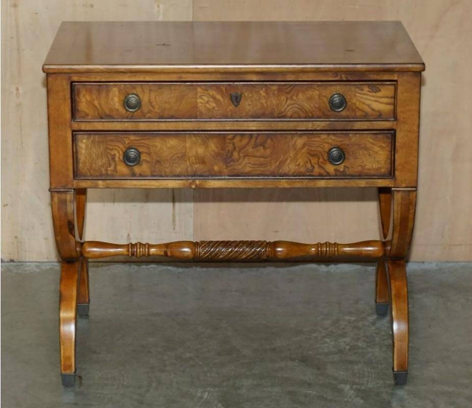 Paire de buffets vintage néoclassique en bois de ronce de chêne