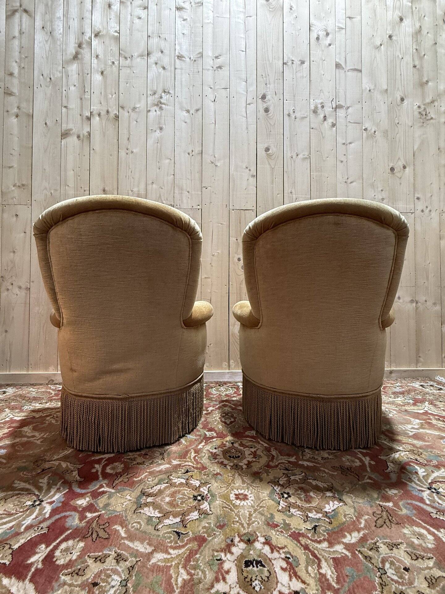 Pair of English-style armchairs in yellow velvet