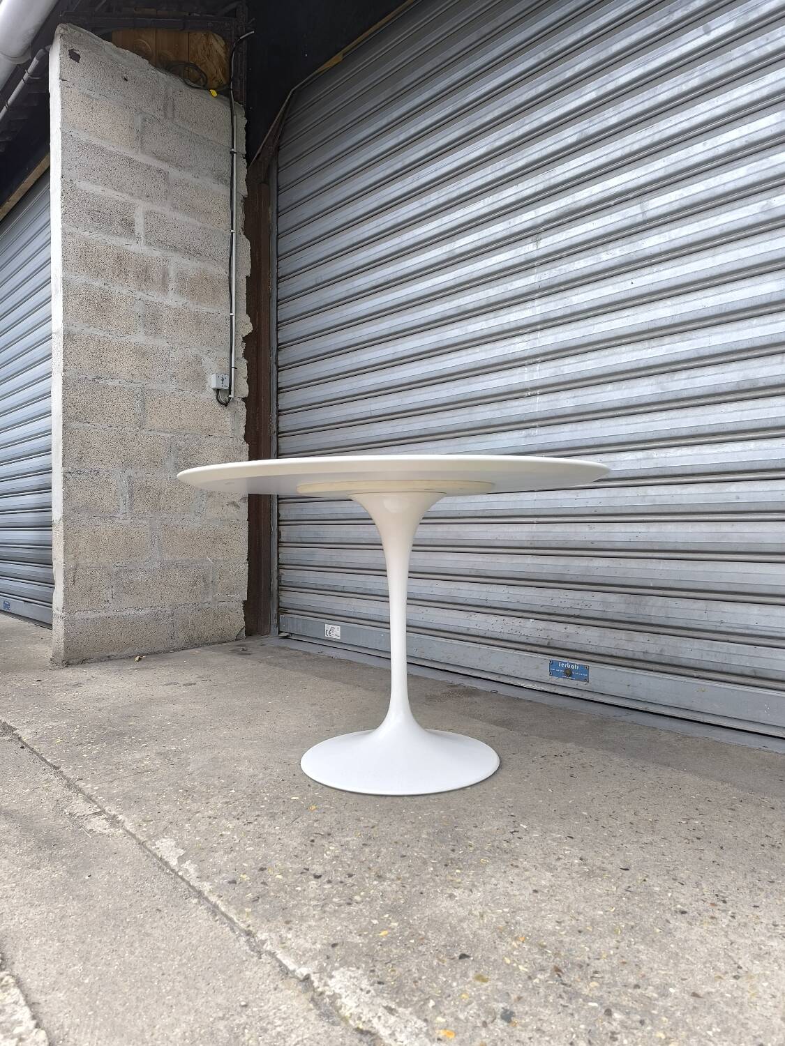 Knoll table by Eero Saarinen