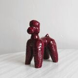Chien en céramique émaillée rouge.