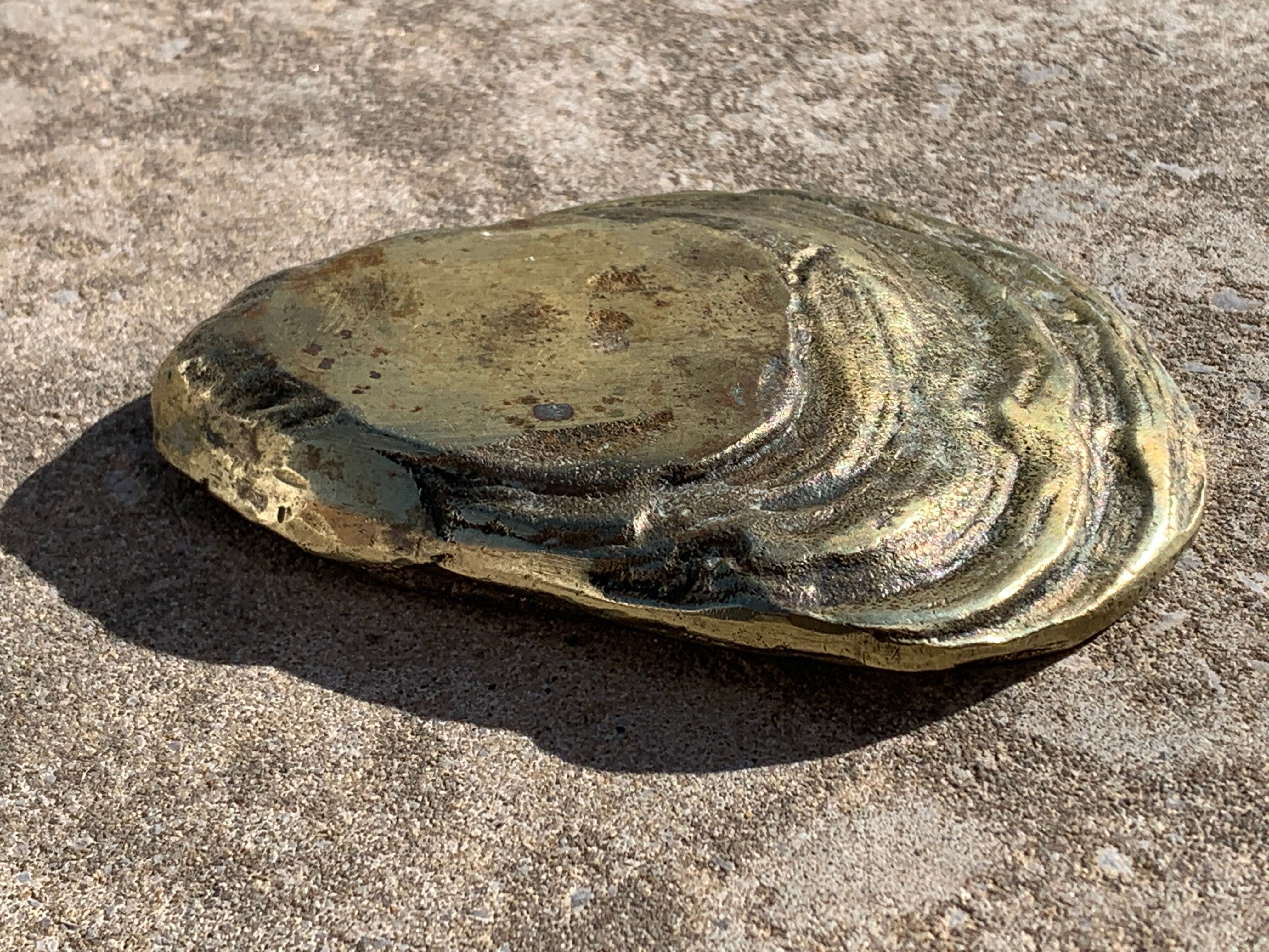 Cendrier en bronze en forme de coquille d'huître