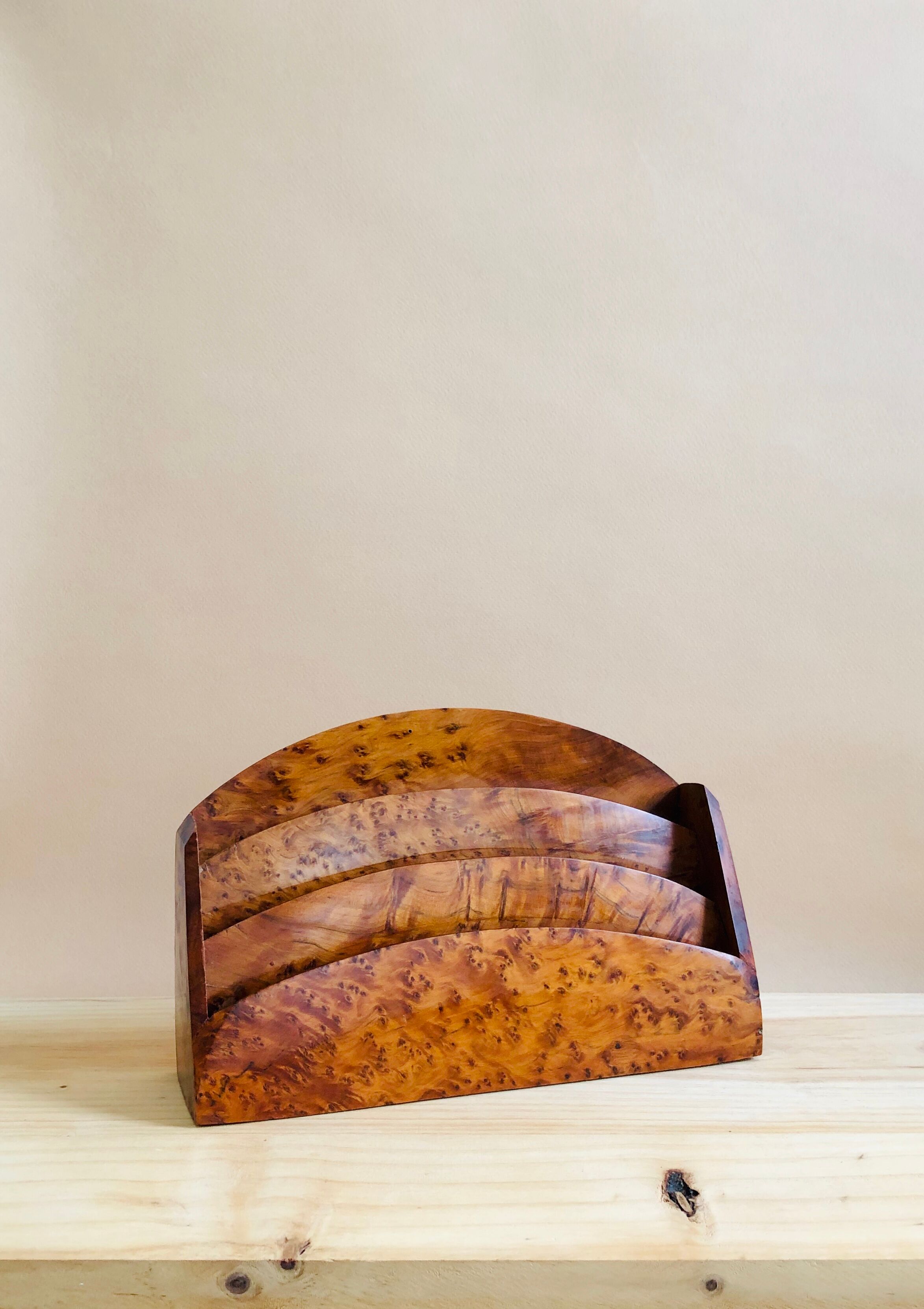 Elm magnifying glass letter carrier