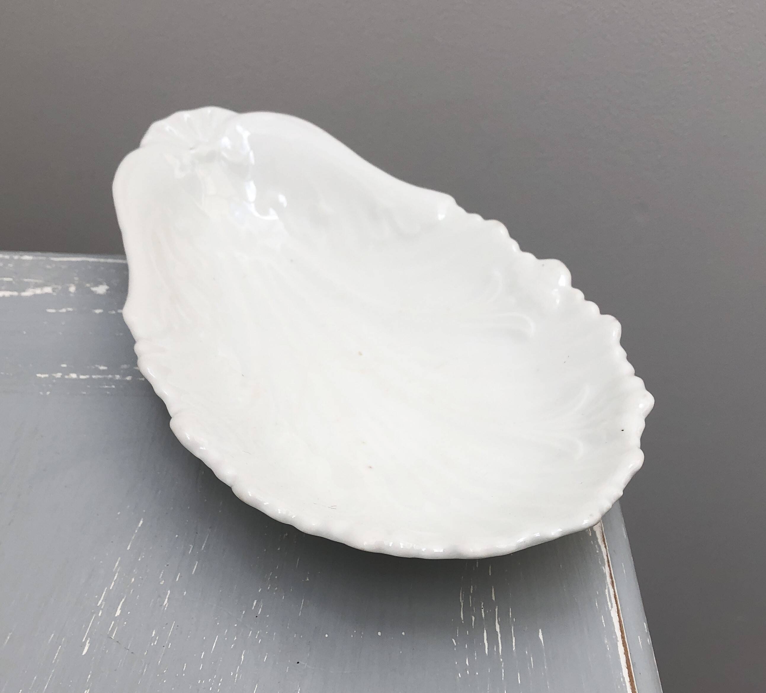 Scallop-shaped pocket emptier