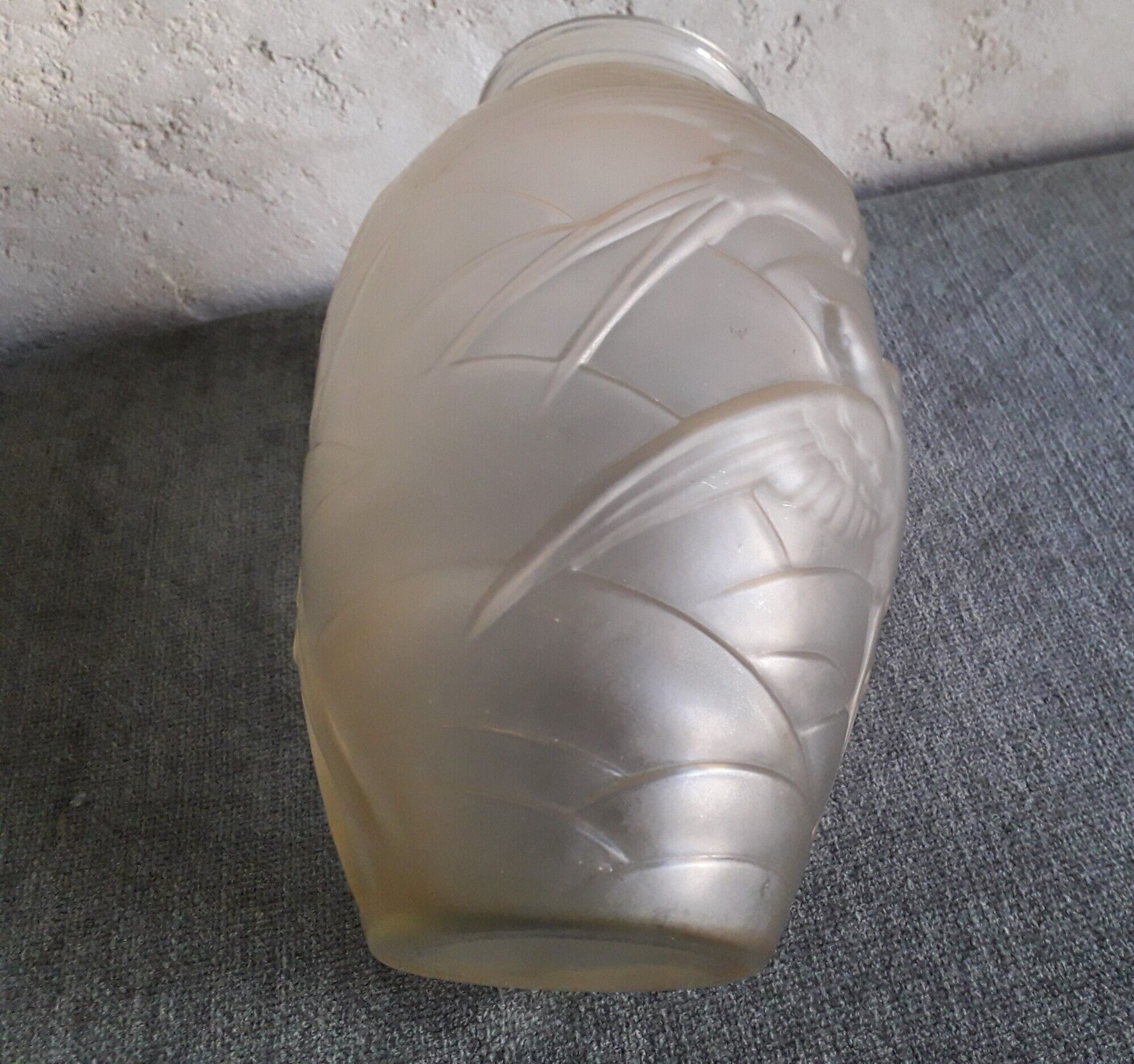 Art Deco vase in molded glass with swallow decorations