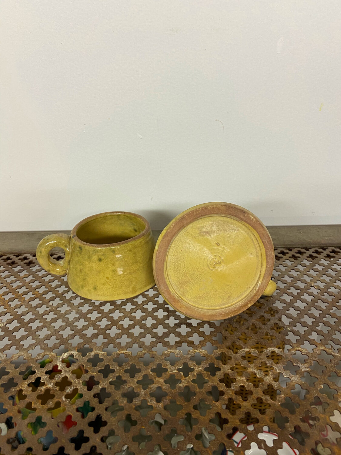 Lots of two ceramic cups