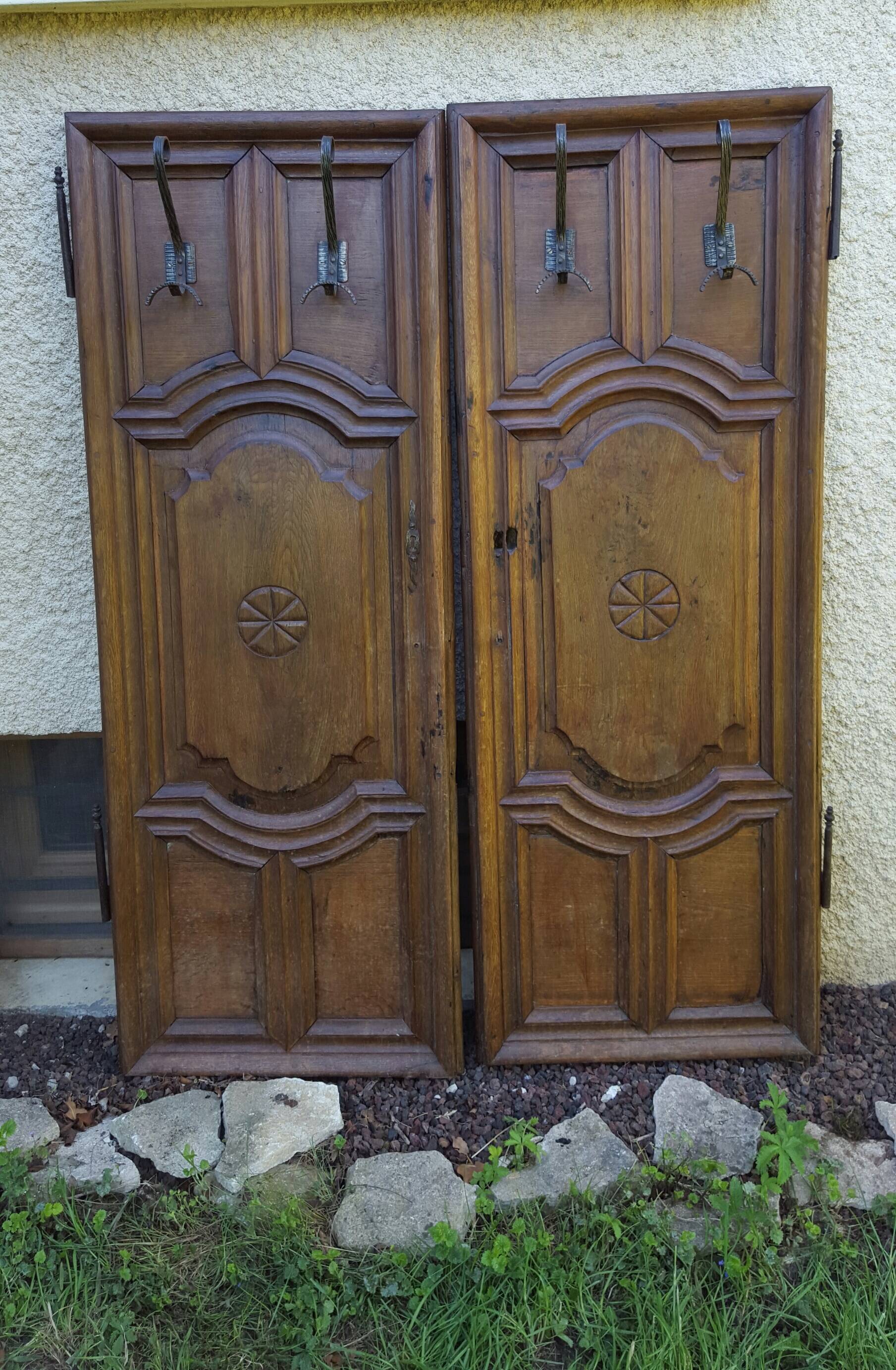 Pair of 18th-century carved doors with patères