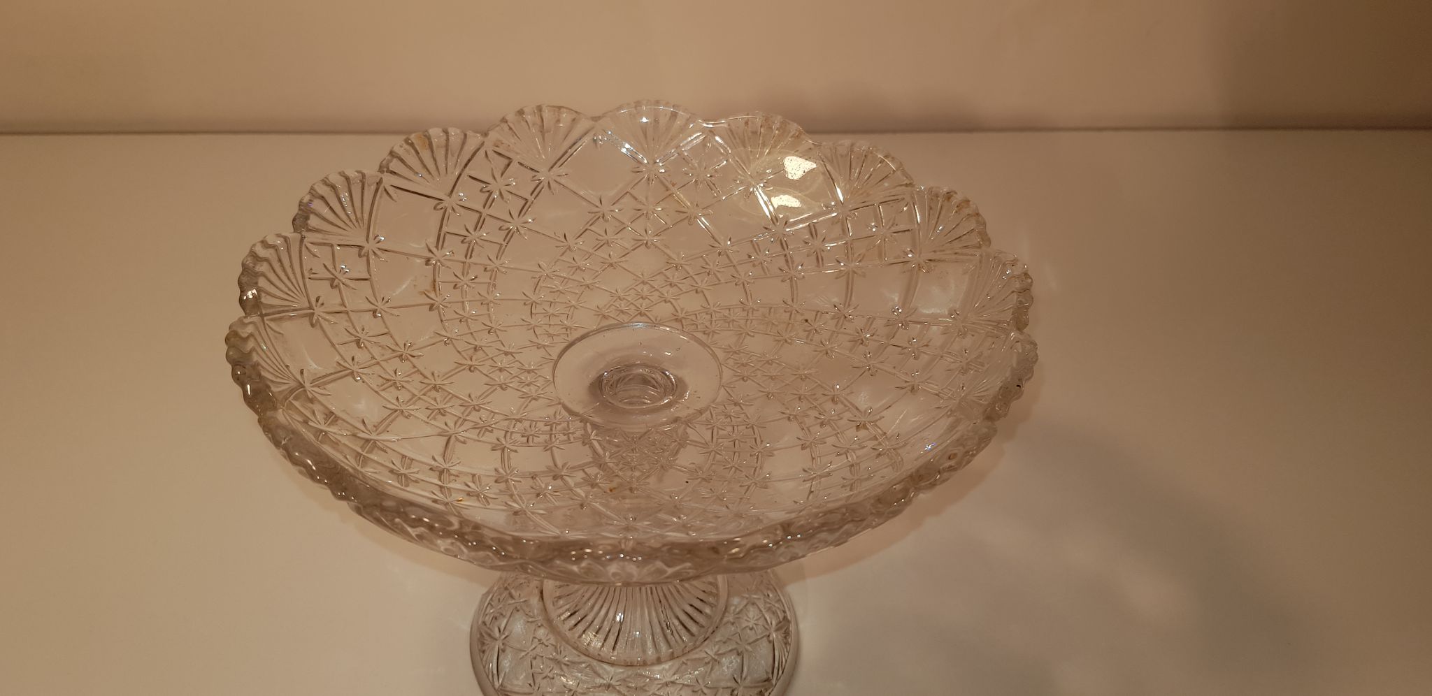Compotier ou coupe à fruits en verre ciselé