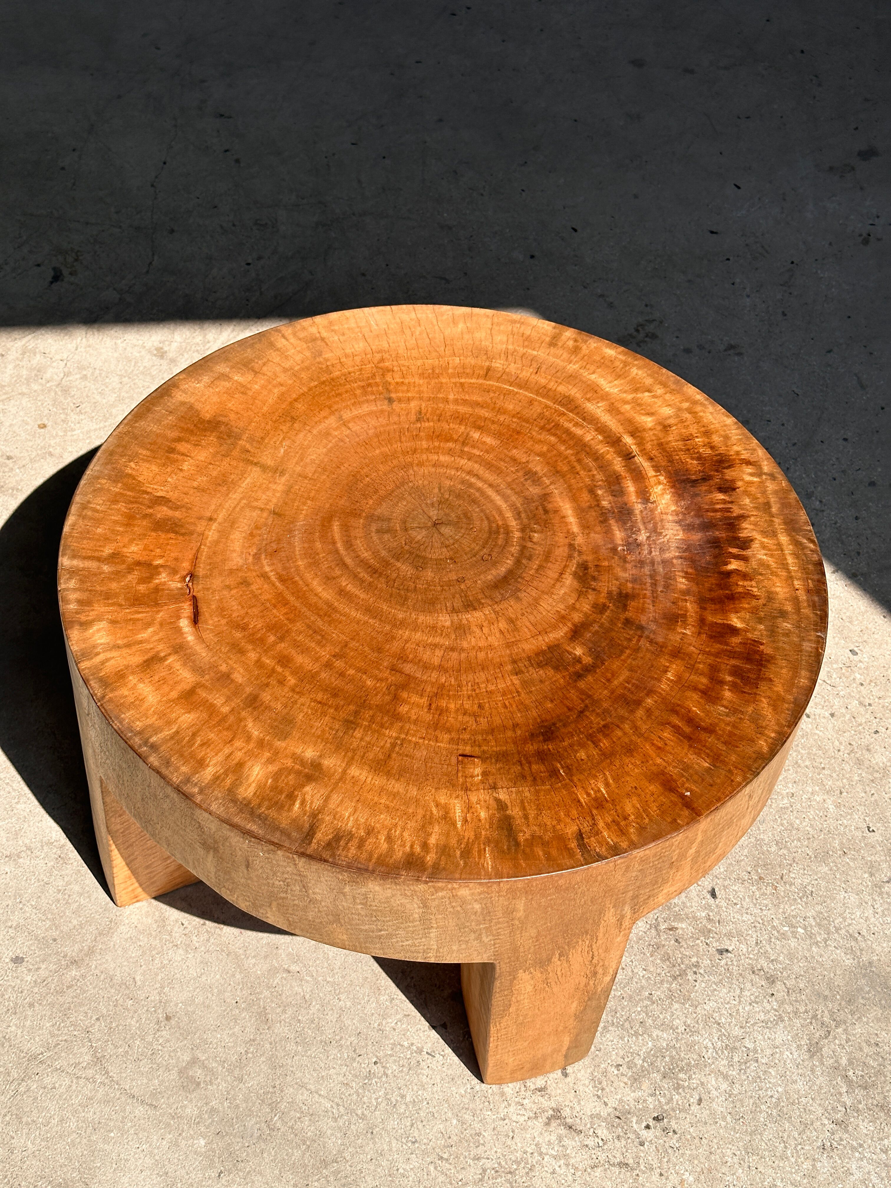 Quadripod coffee table in solid wood monoxyl natural color (dark)