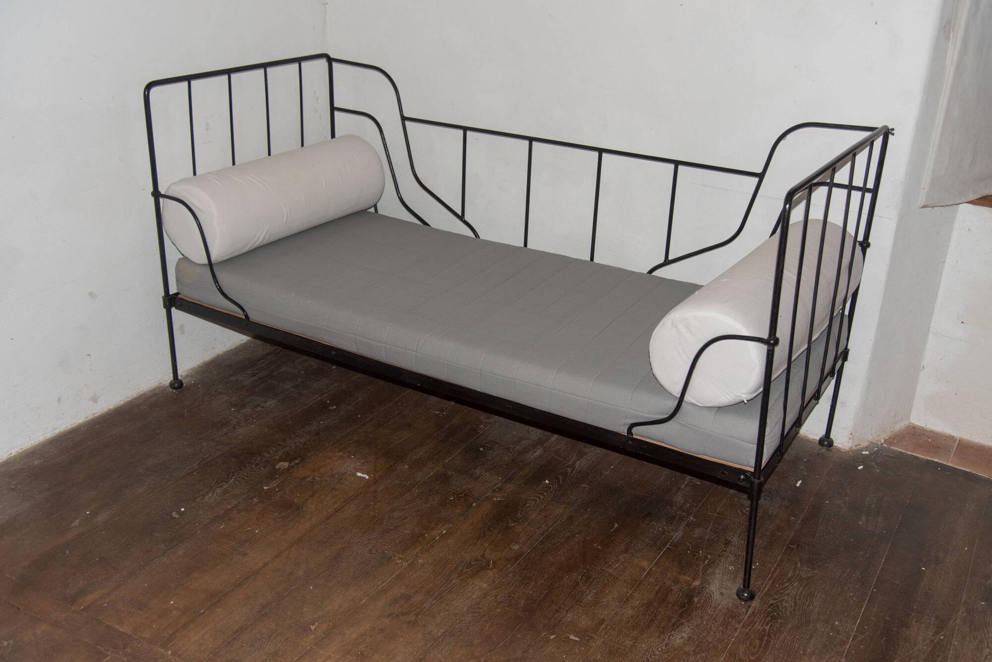 Foldable wrought iron bed