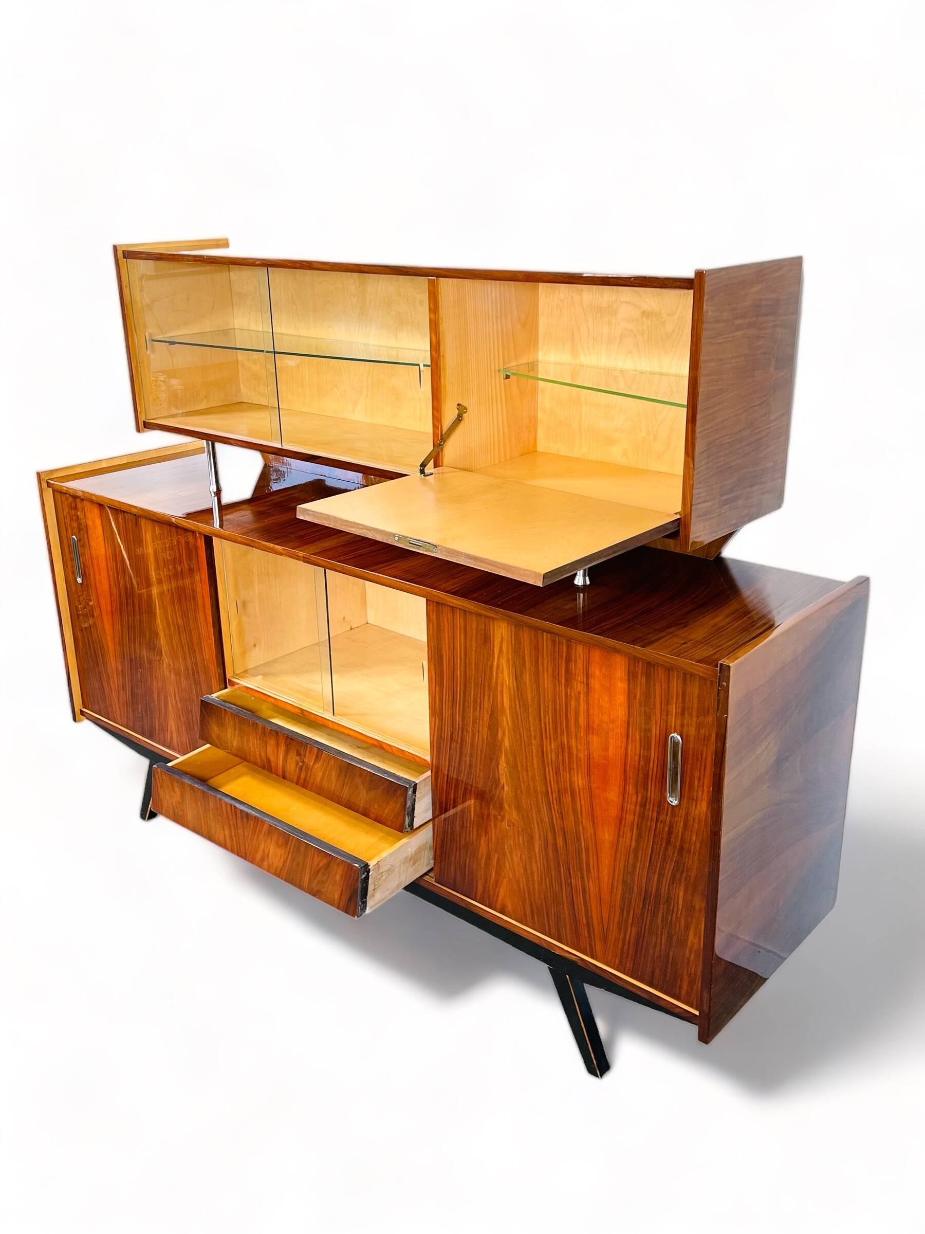 buffet vintage avec un élément supplémentaire