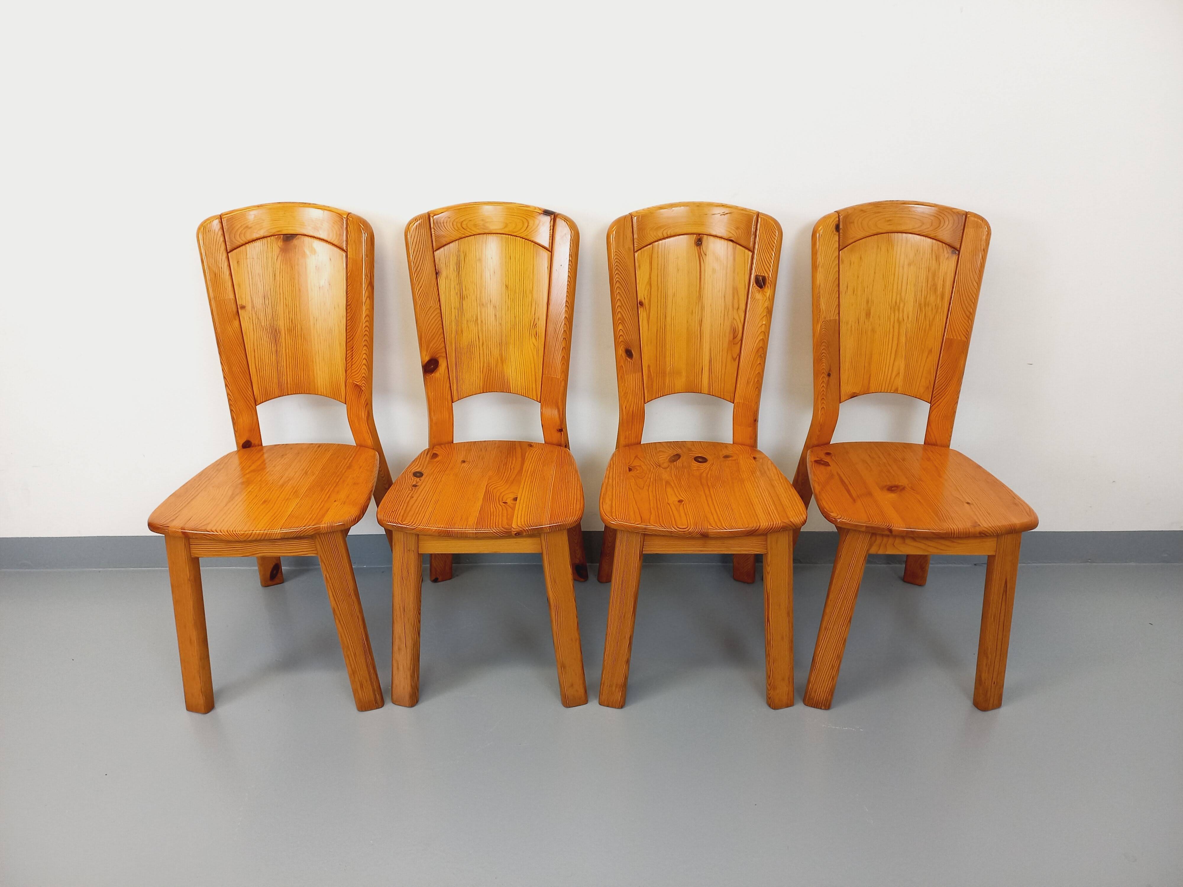 Set of 4 vintage chairs in pine from the 70s
