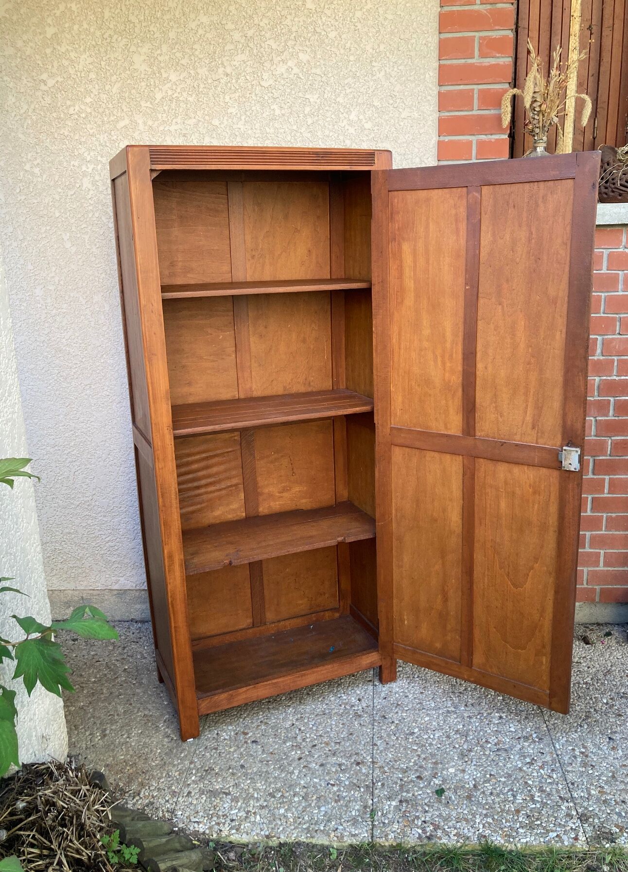 Old Parisian bonnetière