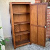 Old Parisian bonnetière