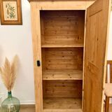 Armoire bonnetière en bois massif