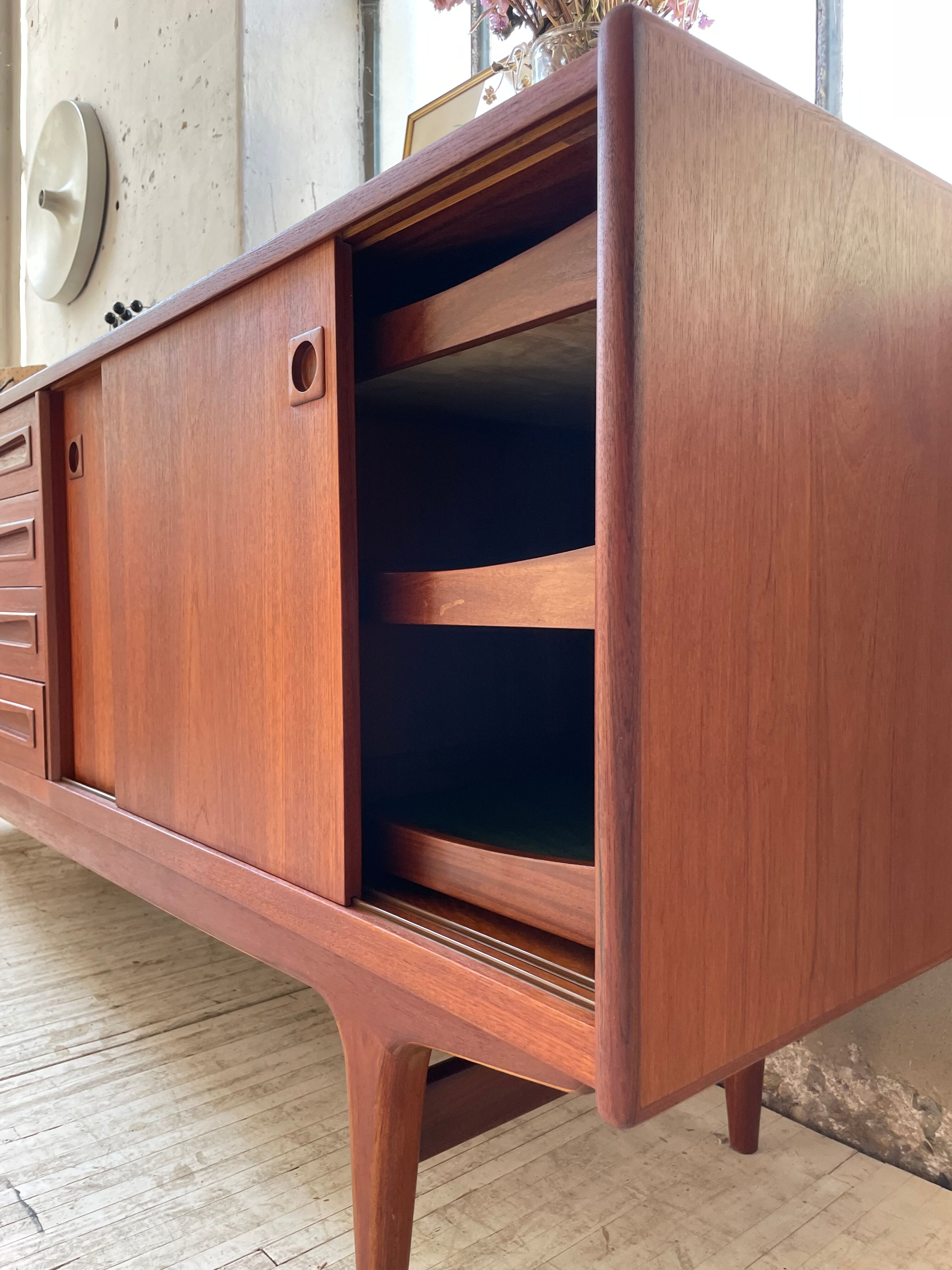 Teak row Johannes Andersen Samcom