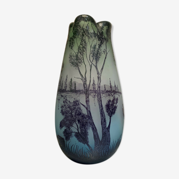 Vase en pâte de verre à décors de cygnes dans un paysage lacustre