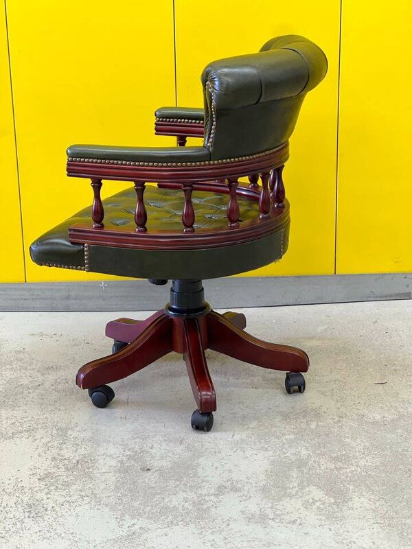 Fauteuil capitaine tournant Chesterfield avec revêtement en cuir vert