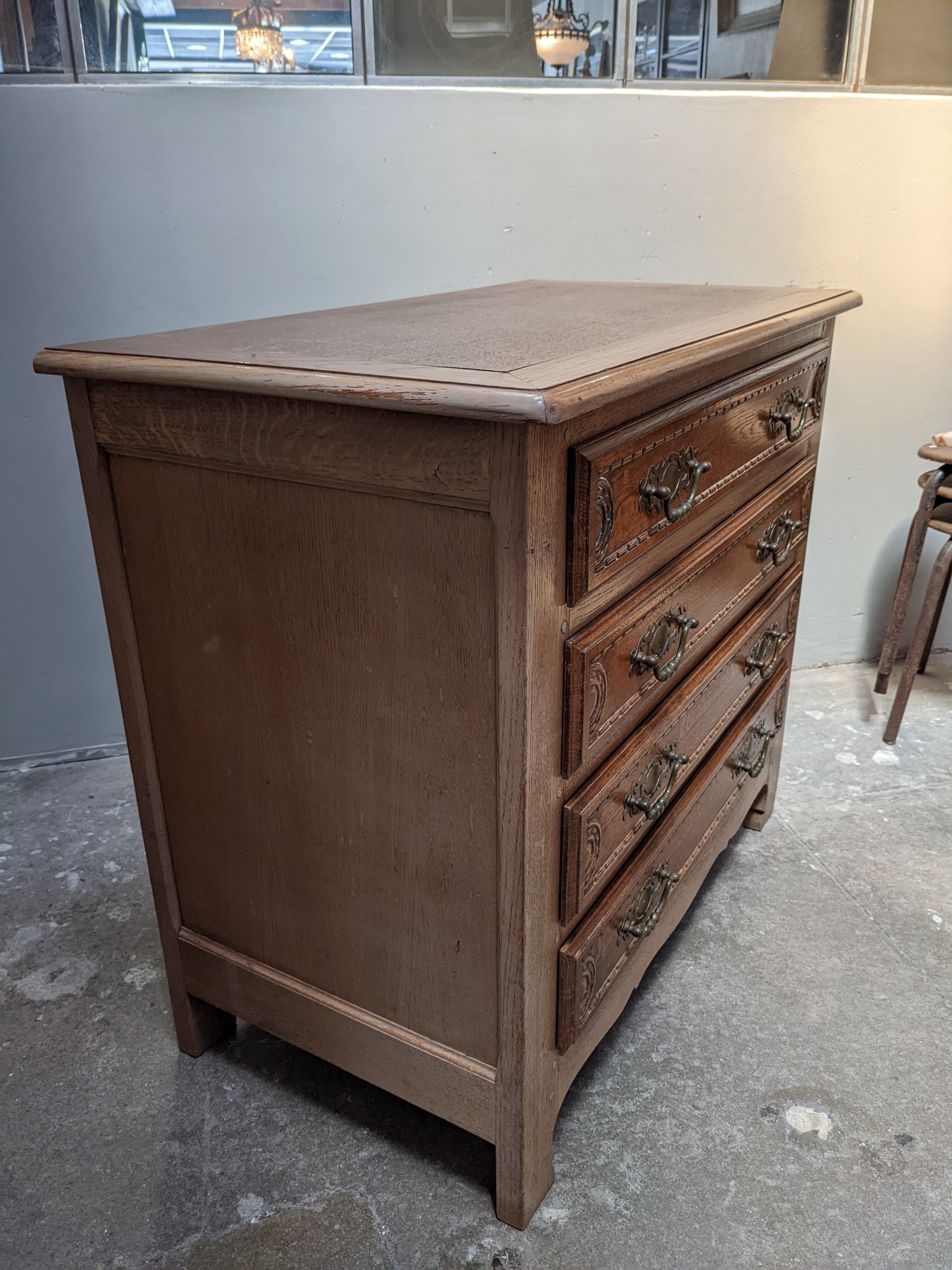 Oak chest of drawers