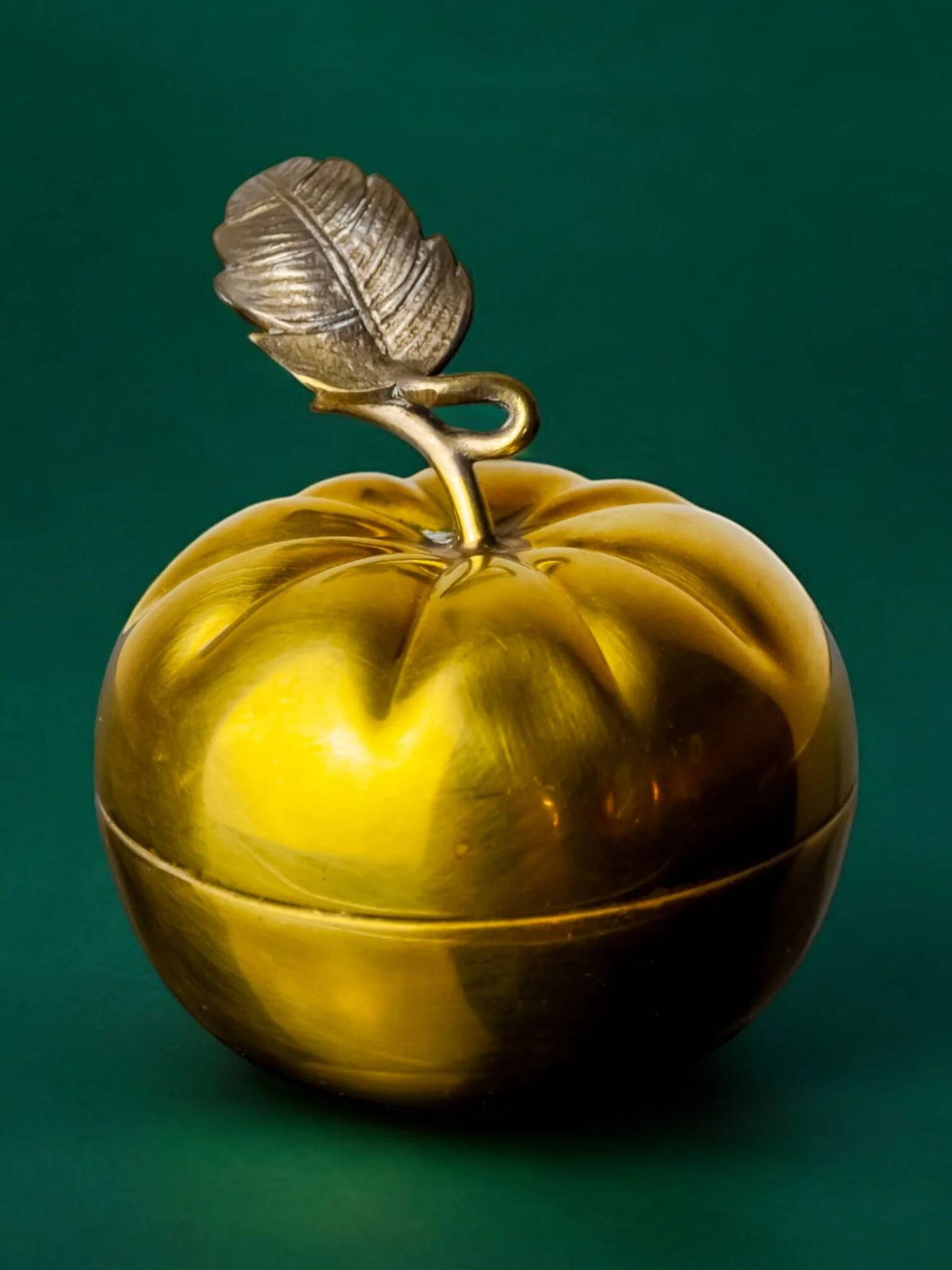 Boîte de vanité en laiton en forme de pomme, Italie, années 1970
