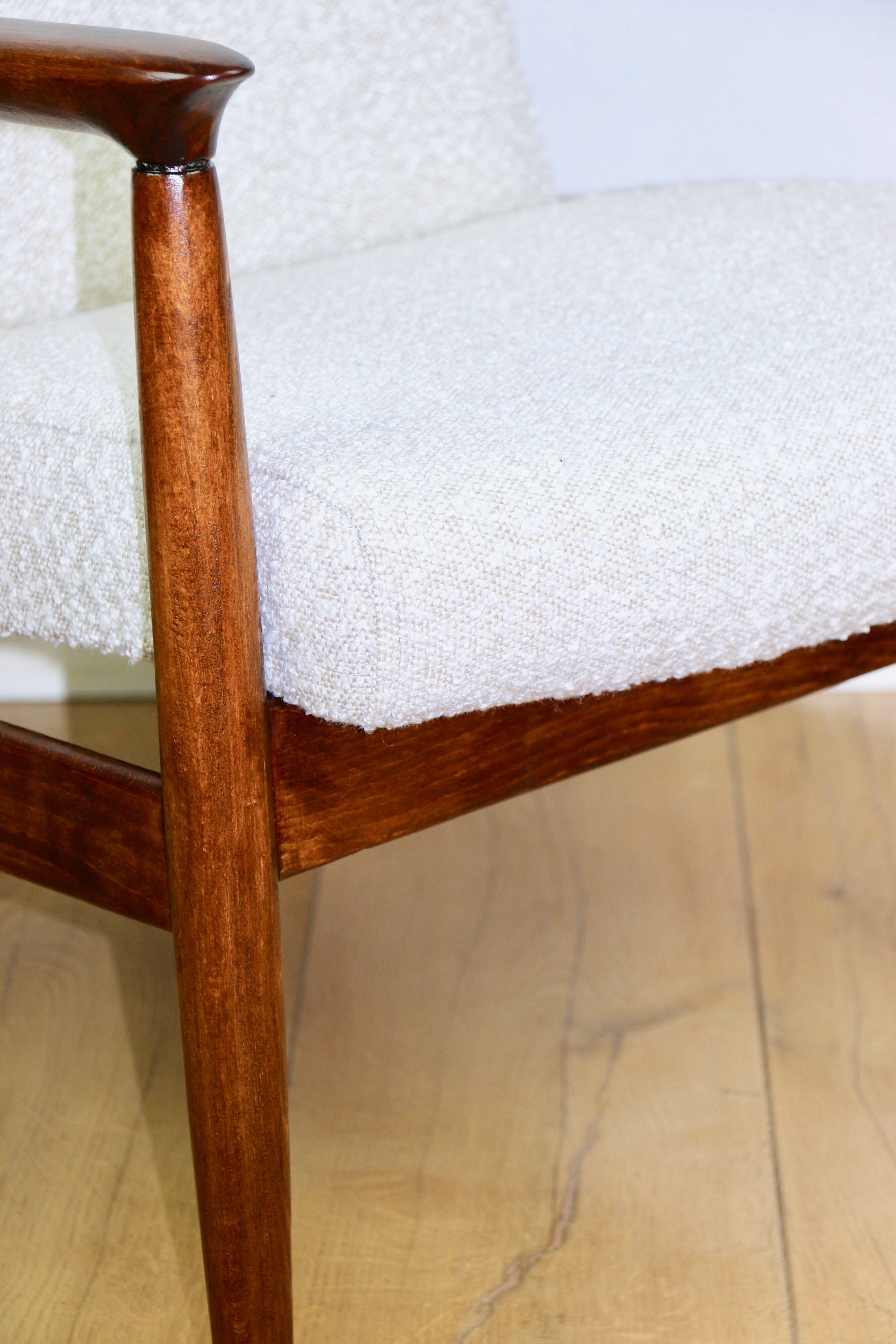 Fauteuil GFM-64, conçu par Edmund Homa dans les années 70, blanc ivoire - 2 pièces disponibles.