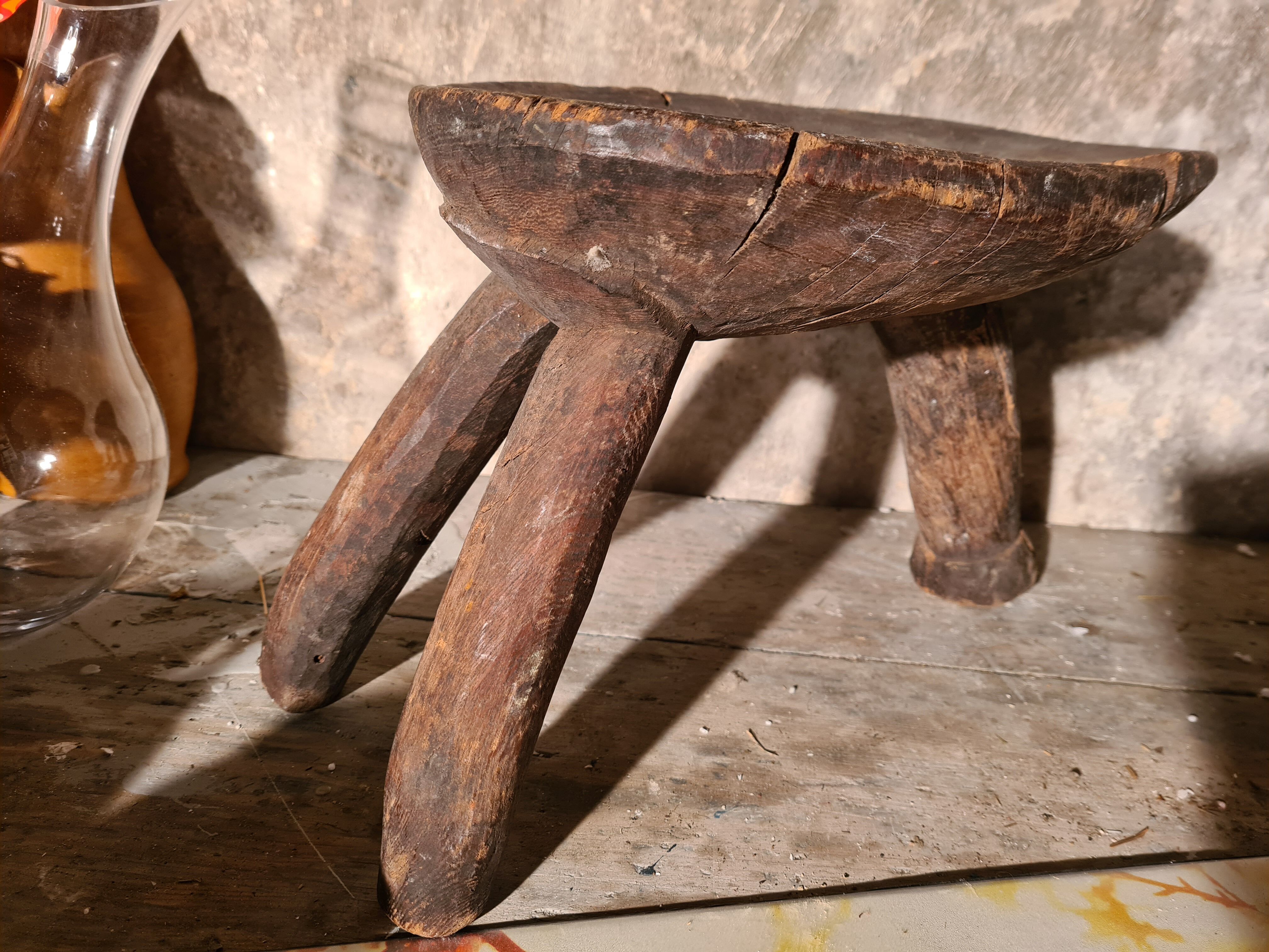 Tabouret tripode ancien