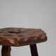 Ensemble de trois tabourets en bois sculptés à la main.