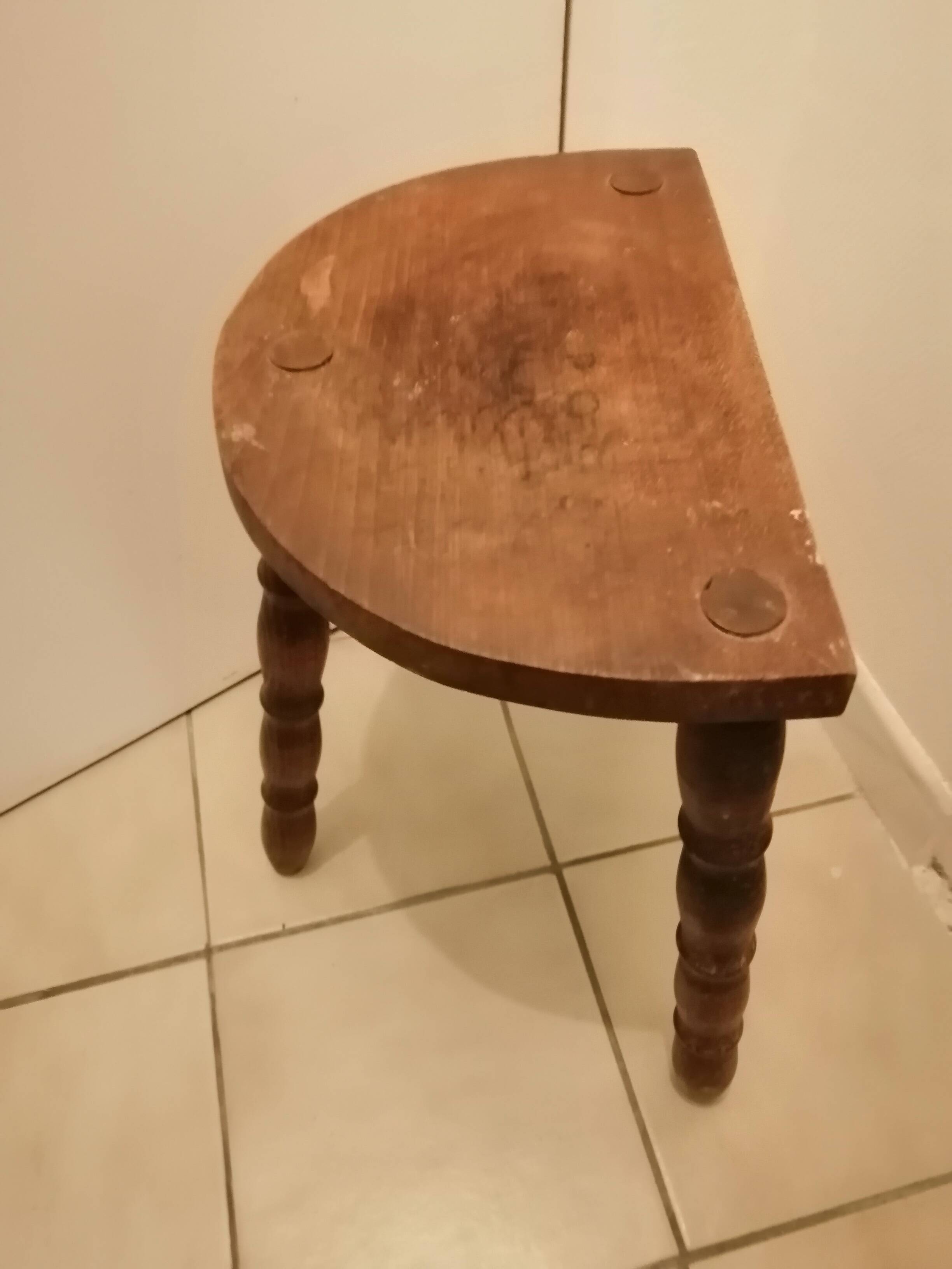 Tabouret tripode demi lune en bois massif