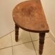Tabouret tripode demi lune en bois massif