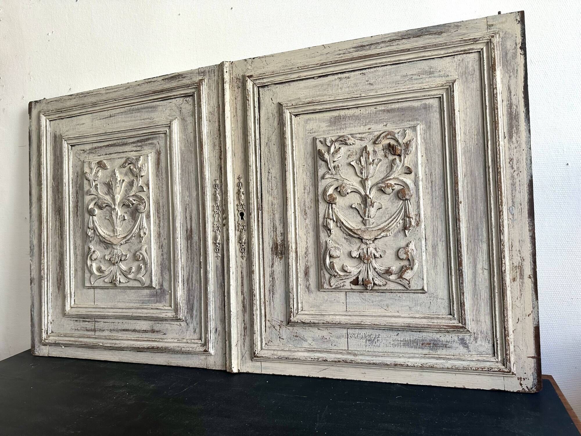 Pair of Louis XVI cupboard doors in carved wood, late 19th century.