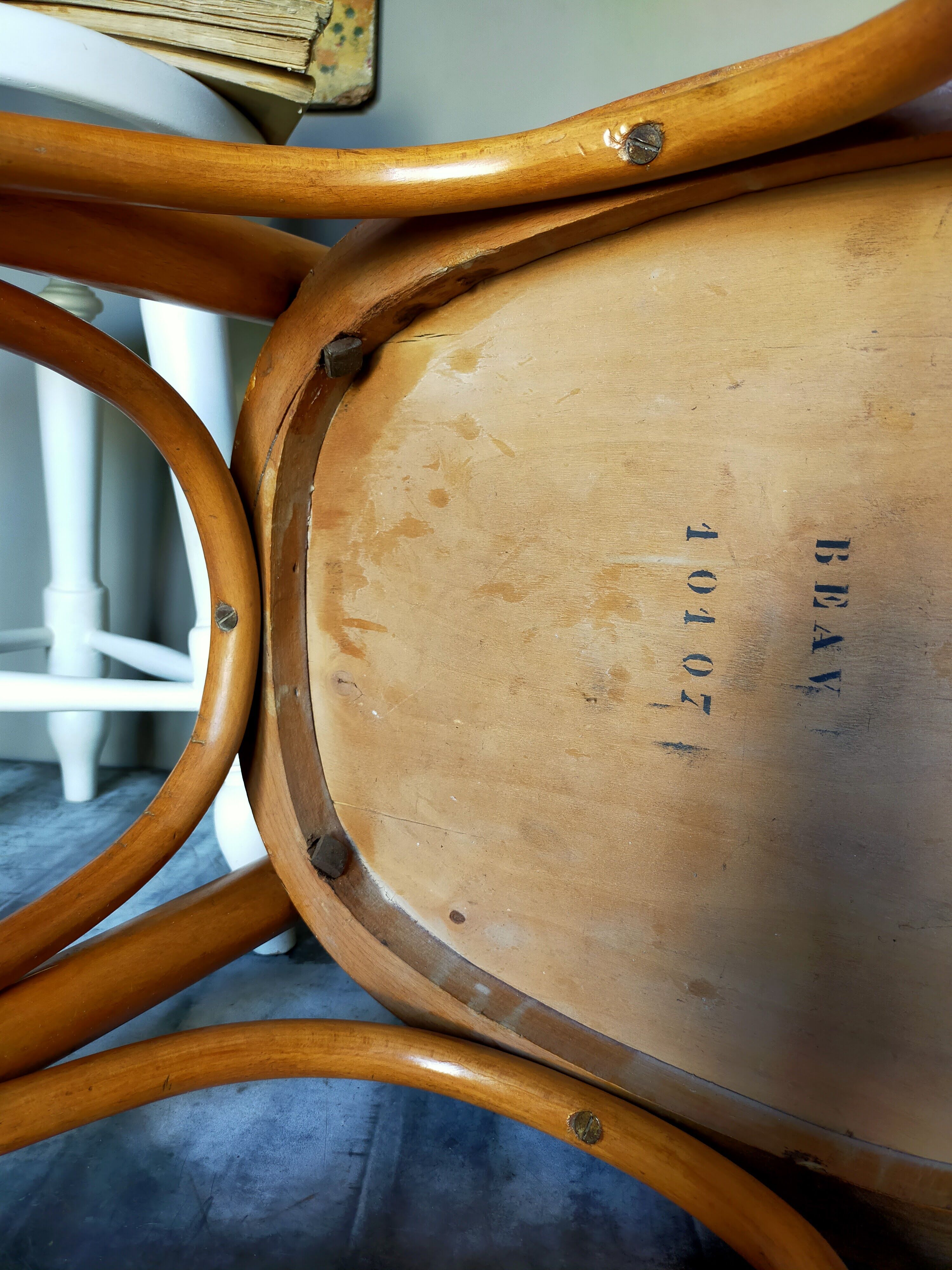 Mahieu curved wooden bistro chair