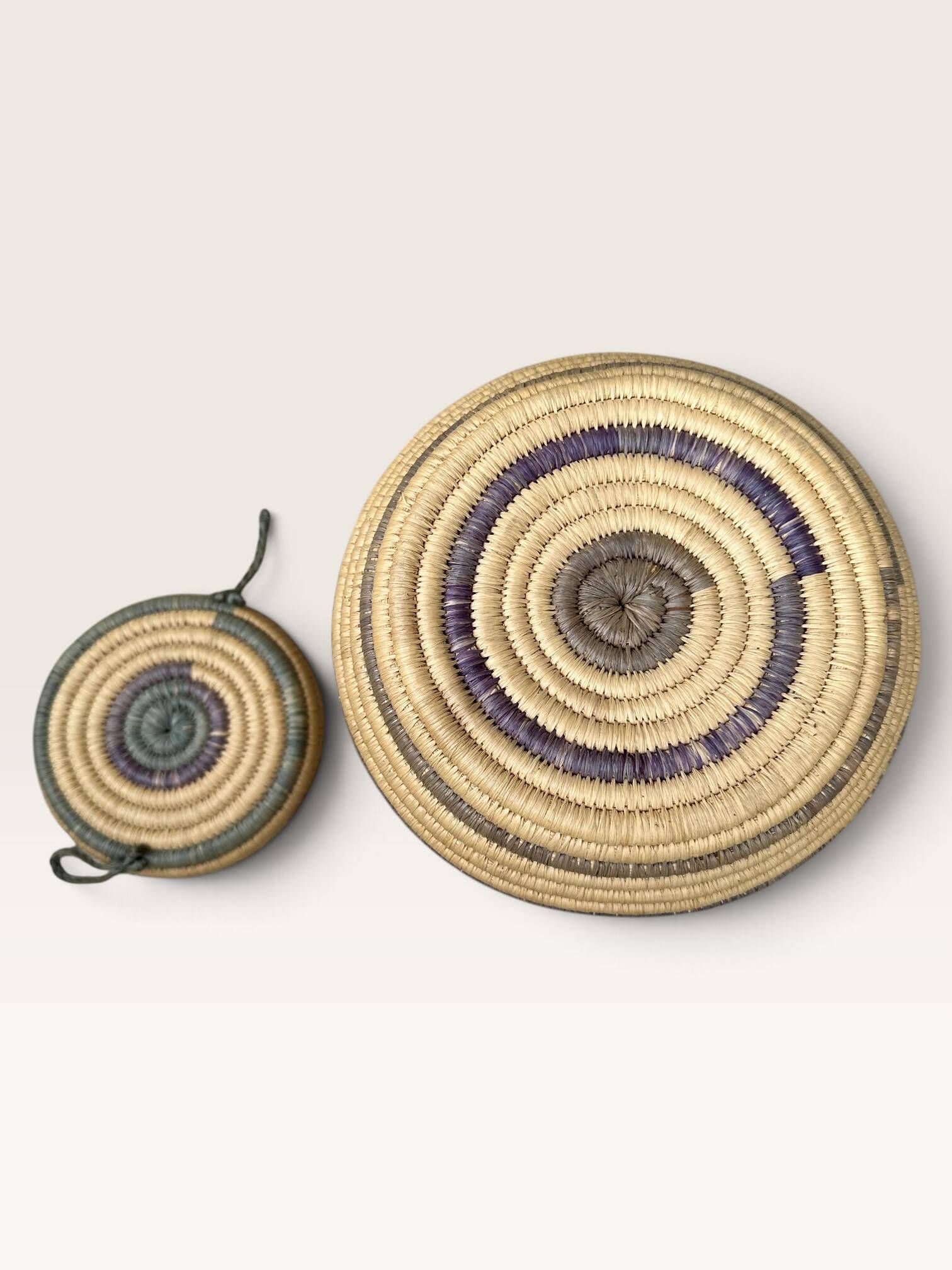 Panier couvert d'artisanat africain
