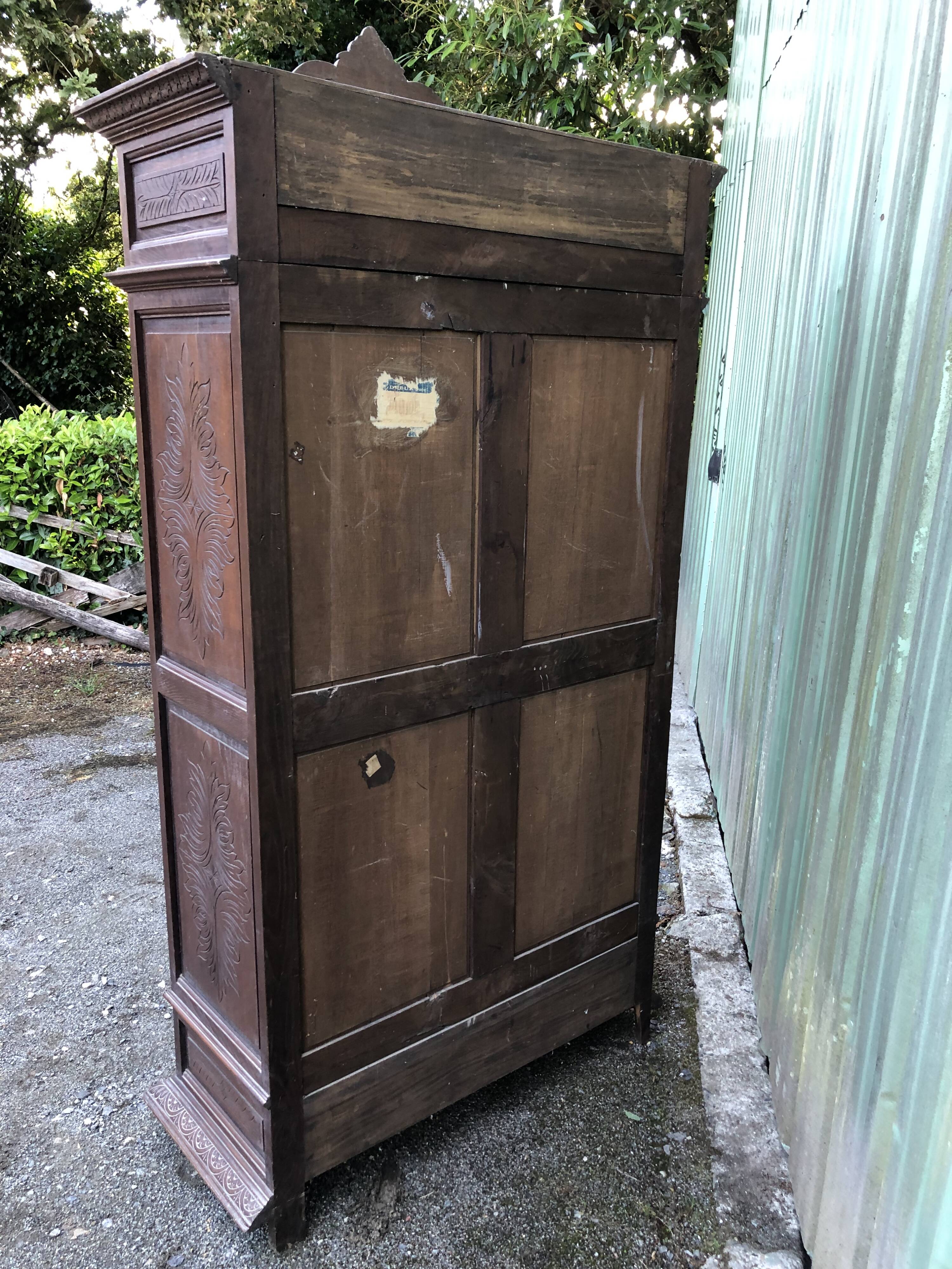 Breton cabinet with carved characters of the early 20th century with 2 doors and 1 oak drawer.