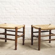 Une paire de tabourets en corde à papier