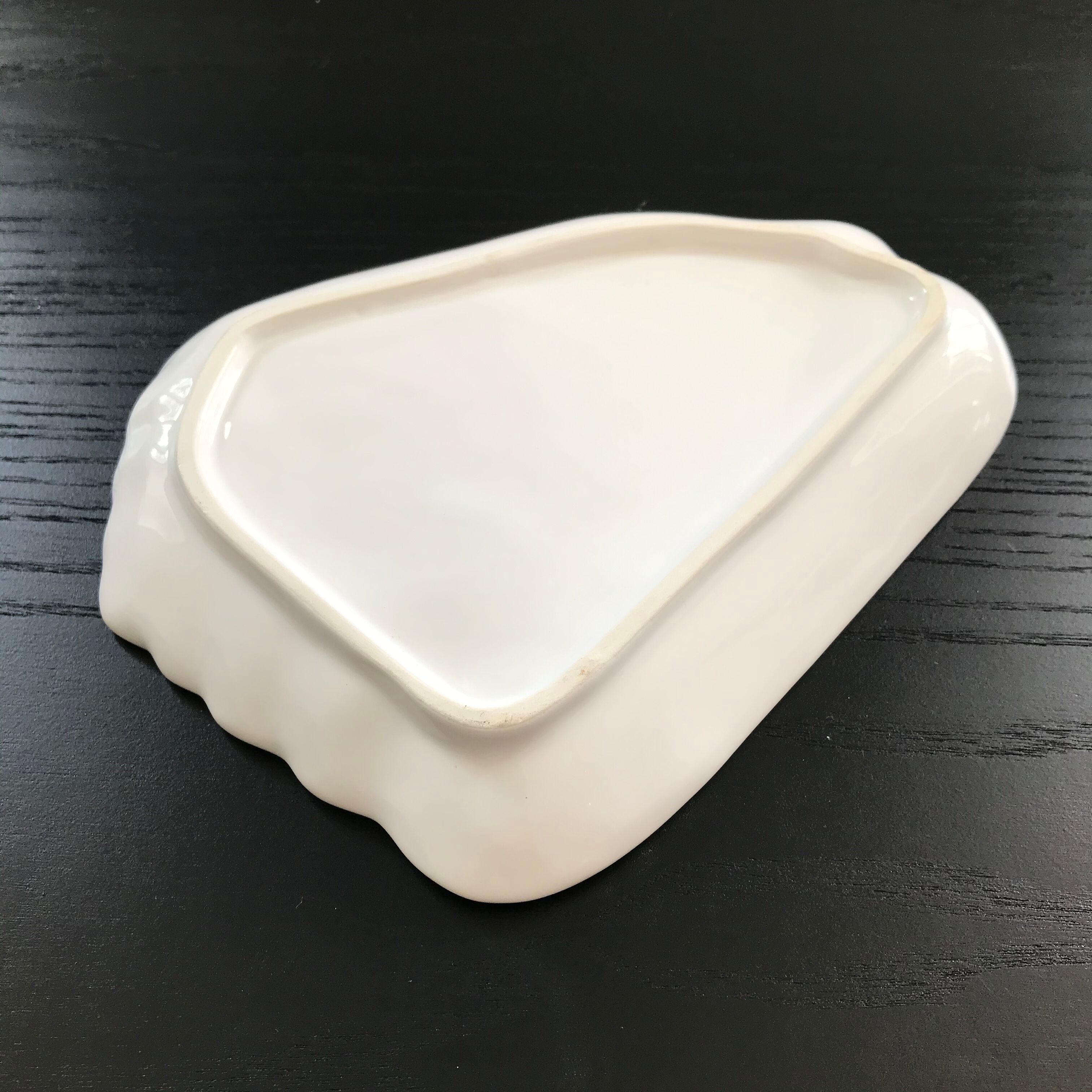 Shell-shaped catchall