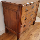 Light oak chest of drawers has 3 drawers