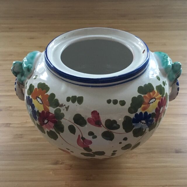 Pot signed flower décor