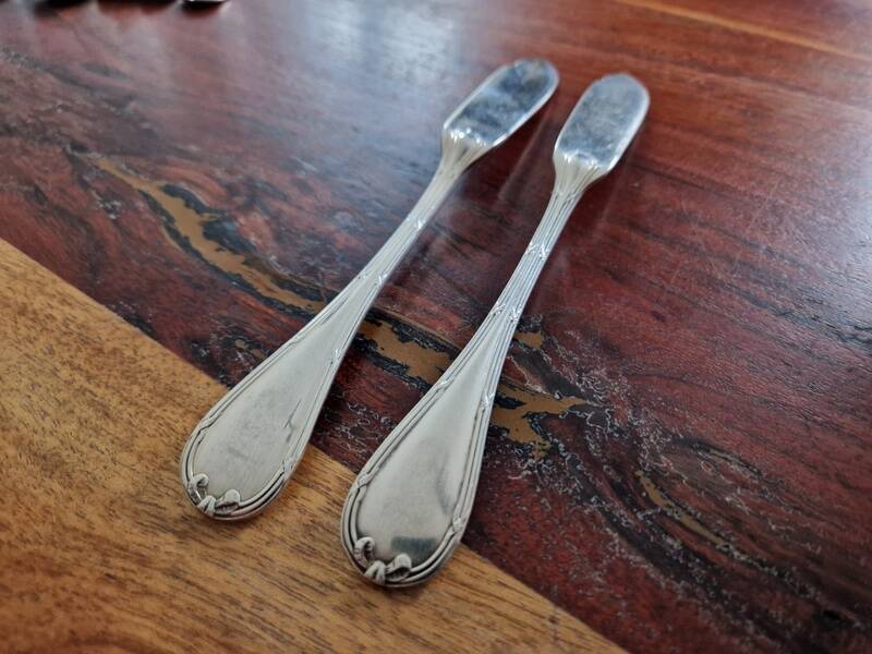 Christofle - Set of 2 fish knives, Rubans croisés model, in silver-plated metal